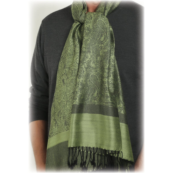 Garden Green, mosgroene sjaal in paisley tinten waar vrede en rust uitstraalt.