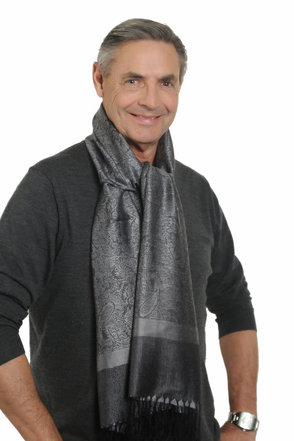 Grey Stone, een donkergrijze sjaal . Warm, gedistingeerd en rijkelijk! Tijdloos voor alle seizoenen
